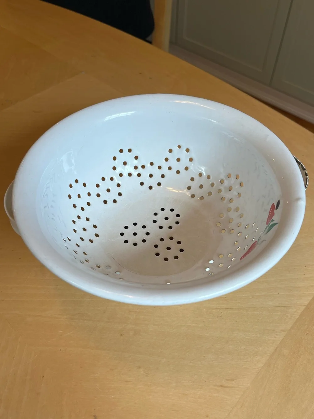 1983 Teleflora Strawberry Enamelware Colander